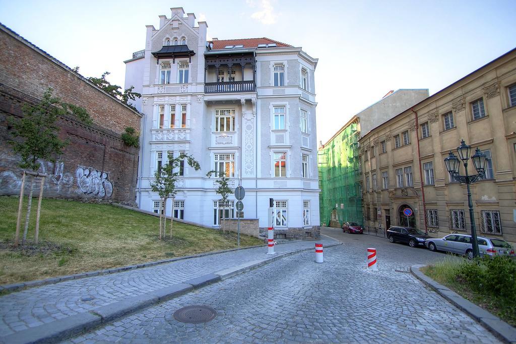 Bishop Apartments Brno Esterno foto